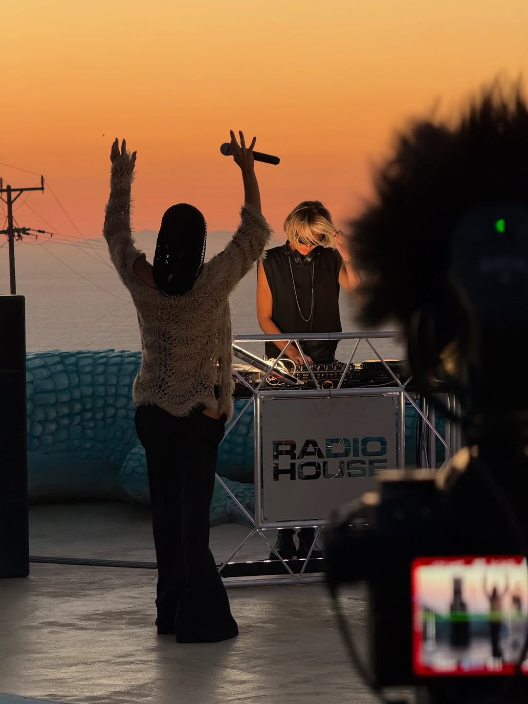 2 girls singing, balcon view in mykonos